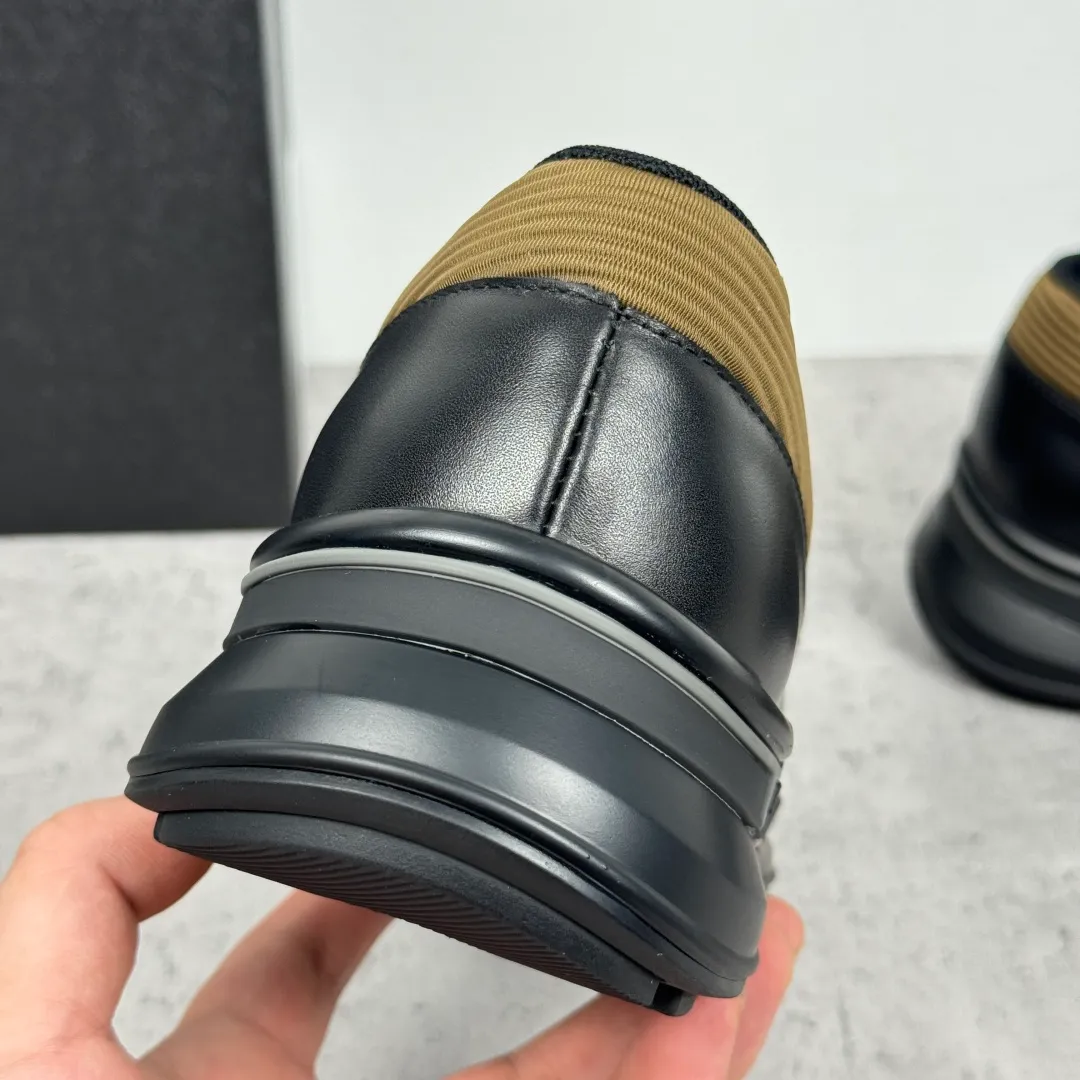 Batch 700 Prada/Prada men's matte leather thick-soled lightweight loafers! Casual fit, lightweight rubber sole slip-on driving shoes, matte calfskin wrapped around the entire upper, front body in pebbled calfskin/soft cloth, two styles available! Decorated with genuine leather buckle, front decorative details of PRADA silver letters, genuine leather feet, classic silver letter logo badge details, technical mesh lining, push-on opening and closing method, convenient and comfortable, cool and breathable! Paired with a lightweight, sporty functional thick sole, it is extremely comfortable on the feet and will not be tiring after long-term wear. It is available in multiple colors to meet different matching needs and comes with a complete package! Size: 39-40-41-42-43-44 Leather shoe size Item number: 2EE915 leather cloth black coffee